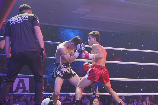 2 võ sĩ kickboxing Việt Nam thắng áp đảo tại MAXFC 26- Ảnh 1.