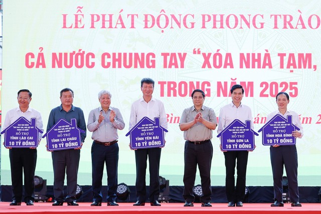 Thủ tướng Phạm Minh Chính trao biểu trưng phân bổ hỗ trợ kinh phí xóa nhà tạm, nhà dột nát cho các tỉnh Ảnh: TTXVN