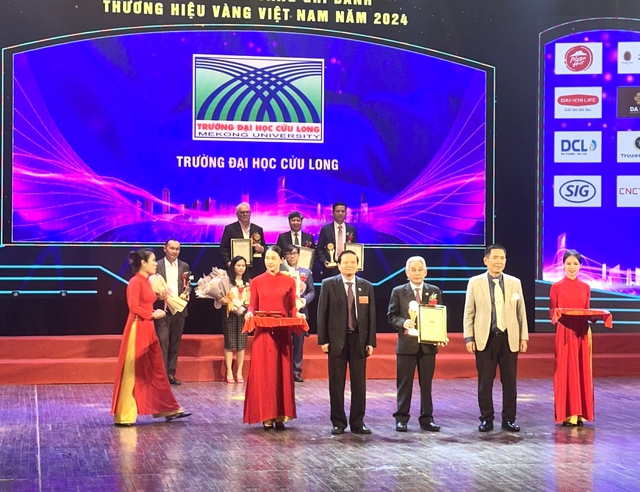 Trường ĐH Cửu Long nhận giải thưởng tốp 20 “Thương hiệu vàng”- Ảnh 1.