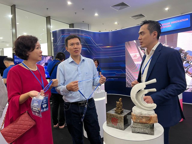Anh Huy Nguyễn, CEO Phygital Labs (bìa phải), tại một sự kiện về công nghệ năm 2023 ở Việt Nam