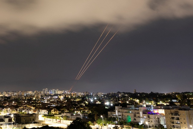 Hệ thống phòng không Israel hoạt động ngày 14-4 sau khi Iran phát động đợt tấn công lớn bằng tên lửa và máy bay không người láiẢnh: REUTERS