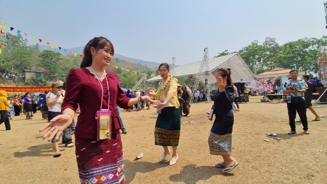 Video: Đặc sắc Tết té nước của dân tộc Lào ở Điện Biên- Ảnh 8.