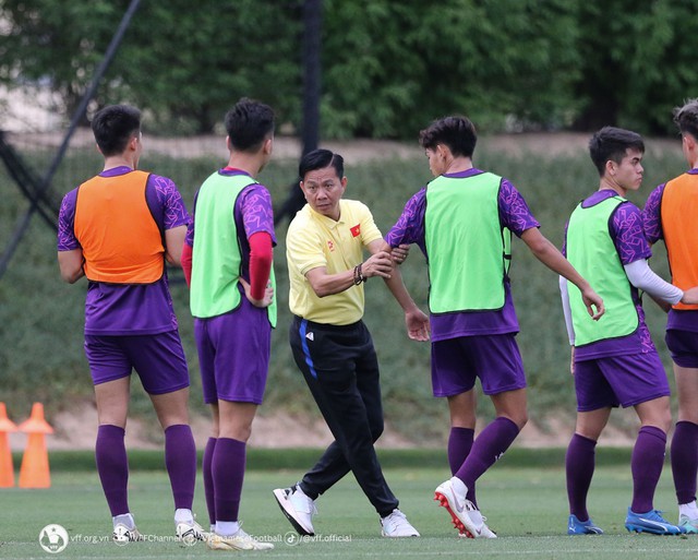 HLV Hoàng Anh Tuấn và các tuyển thủ U23 Việt Nam gấp rút hoàn thiện đấu pháp Ảnh: VFF