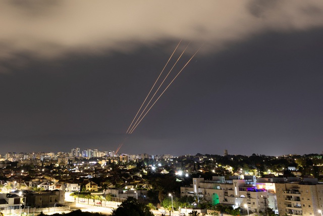 Phần lớn tên lửa và UAV của Iran bị Israel và đồng minh bắn hạ trước khi đến được Israel. Ảnh: Reuters