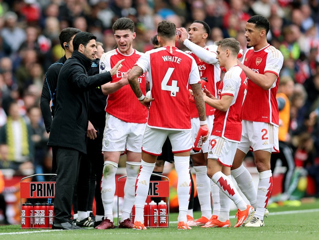Arsenal thua sốc sân nhà, ngôi đỉnh bảng trao tay Man City- Ảnh 2.