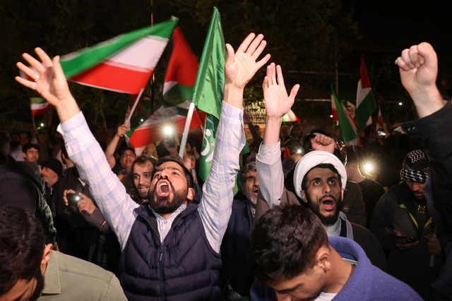 Người dân Iran tụ tập trước đại sứ quán Anh ở Tehran tỏ ra vui mừng sau khi chính quyền Iran công bố tấn công Israel. Ảnh: Reuters
