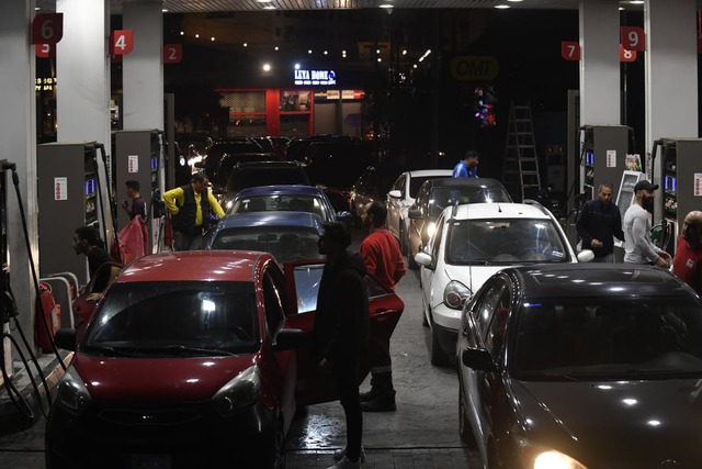 Hàng dài người xếp hàng trước các trạm xăng ở Beirut - Lebanon sau khi Iran phát động cuộc tấn công vào Israel. Ảnh: Anadolu