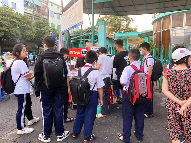 Bữa ăn sáng của nhiều học sinh Trường THCS Tùng Thiện Vương (quận 8, TP HCM)