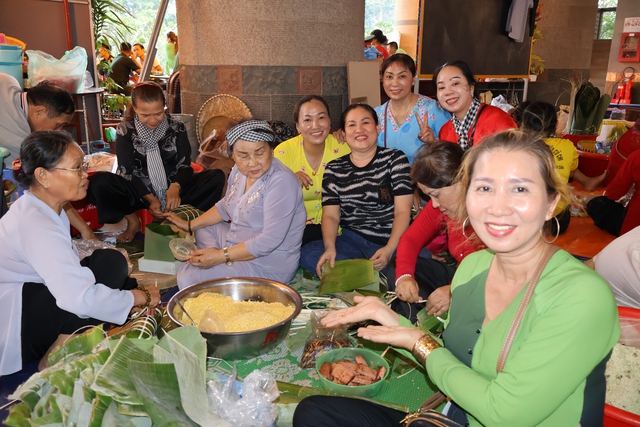 Rộn ràng tranh tài gói - nấu bánh chưng dâng cúng Quốc Tổ Hùng Vương- Ảnh 1.