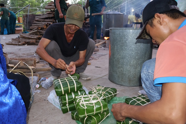 Rộn ràng tranh tài gói - nấu bánh chưng dâng cúng Quốc Tổ Hùng Vương- Ảnh 2.