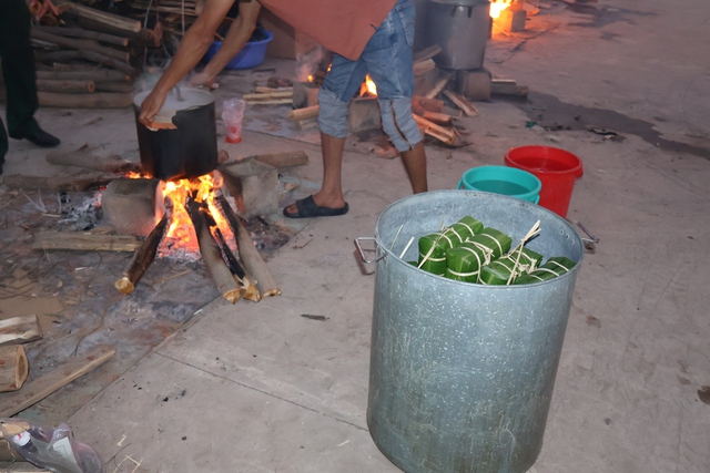 Rộn ràng tranh tài gói - nấu bánh chưng dâng cúng Quốc Tổ Hùng Vương- Ảnh 4.