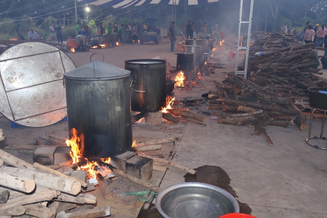 Rộn ràng tranh tài gói - nấu bánh chưng dâng cúng Quốc Tổ Hùng Vương- Ảnh 5.