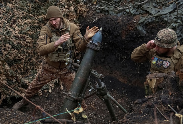 Binh lính Ukraine bắn súng cối về phía lực lượng Nga gần TP Bakhmut của Ukraine hồi tháng 3-2024, Ảnh: REUTERS