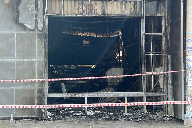 TP Thủ Đức: Bùng lên từ bãi rác, lửa tấn công thêm 2 nhà xưởng- Ảnh 1.