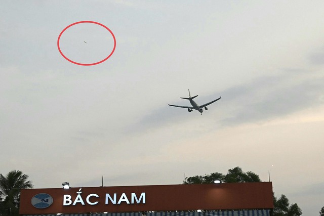 Nguy hiểm khi thả diều gần sân bay Tân Sơn Nhất- Ảnh 1.
