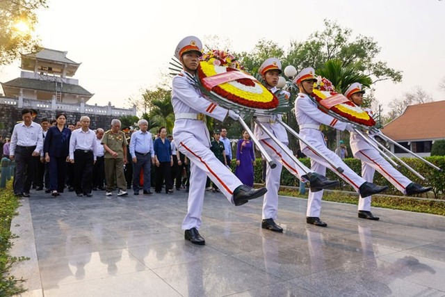 Video: Xúc động những người lính Điện Biên viếng Nghĩa trang A1- Ảnh 1.