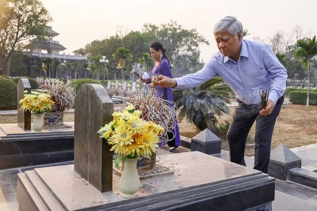 Video: Xúc động những người lính Điện Biên viếng Nghĩa trang A1- Ảnh 3.