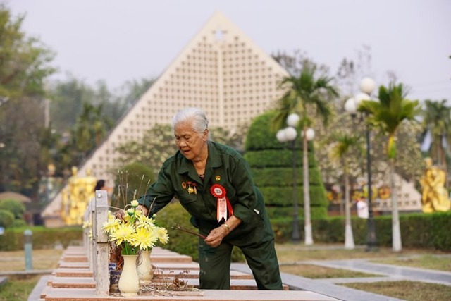 Video: Xúc động những người lính Điện Biên viếng Nghĩa trang A1- Ảnh 4.