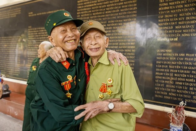 Video: Xúc động những người lính Điện Biên viếng Nghĩa trang A1- Ảnh 6.