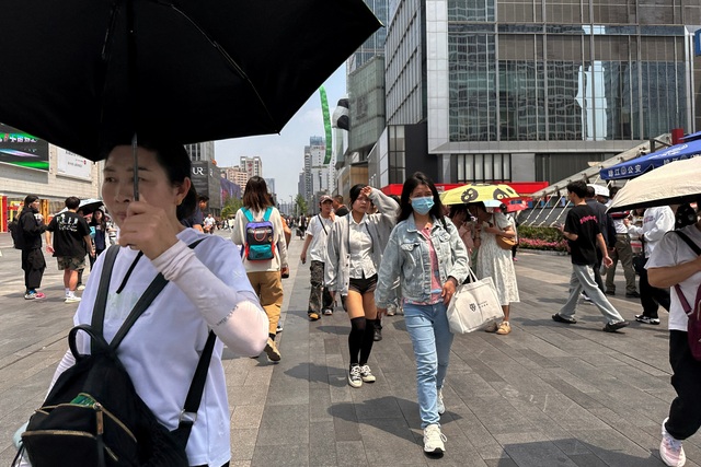 IMF giữ nguyên dự báo tăng trưởng của Trung Quốc trong năm 2024 là 4,6%. Trong ảnh: Người dân đi dạo tại khu mua sắm ở TP Thành Đô, tỉnh Tứ Xuyên - Trung Quốc hôm 13-4. Ảnh: REUTERS