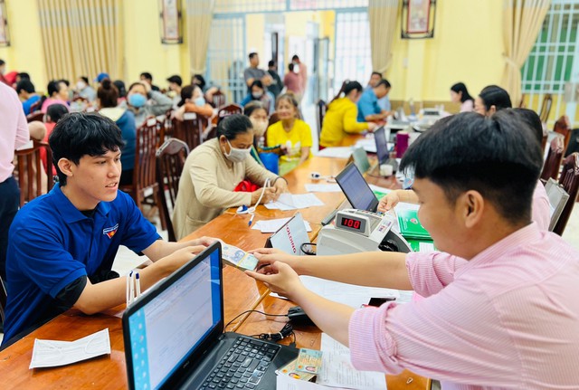 Ngân hàng Chính sách Xã hội - Chi nhánh TP HCM trao vốn vay cho người lao động tại huyện Bình Chánh Ảnh: MAI CHI