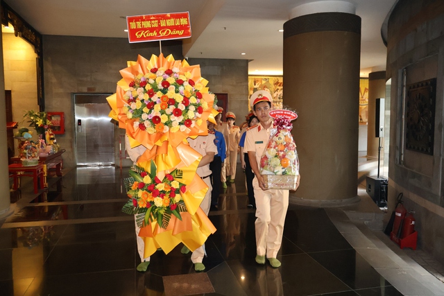 Đoàn Thanh niên báo Người Lao Động, Phòng CSGT TP HCM dâng hoa, dâng hương tưởng niệm các vua Hùng- Ảnh 1.