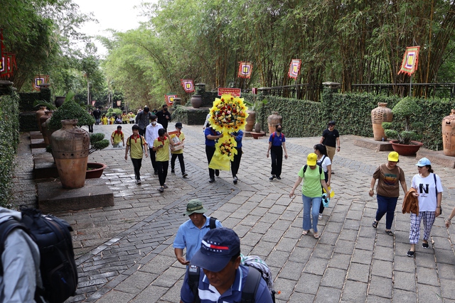 Hình ảnh người dân TP HCM đổ về Đền Tưởng niệm các Vua Hùng- Ảnh 1.