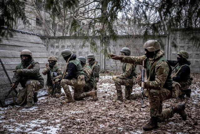 Hình ảnh buổi huấn luyện tác chiến của quân đội Ukraine. Ảnh: Reuters