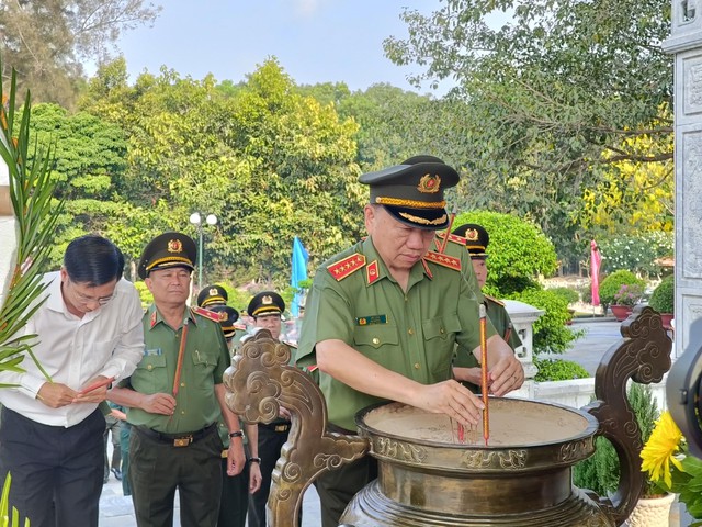 Đại tướng Tô Lâm dâng hương tưởng niệm các anh hùng, liệt sĩ- Ảnh 2.
