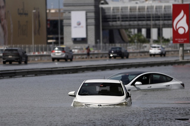 “Thành phố sa mạc” Dubai của Các Tiểu Vương quốc Ả Rập Thống nhất (UAE) vẫn chìm trong biển nước hôm 18-4 Ảnh: REUTERS