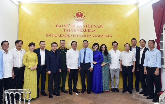 Phó Thủ tướng Trần Lưu Quang tới thăm cán bộ, nhân viên Đại sứ quán Việt Nam tại Venezuela. Ảnh: HẢI MINH