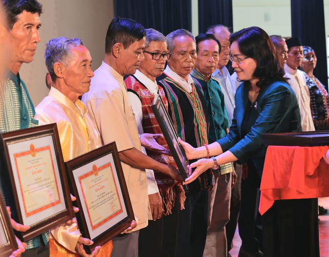 Thứ trưởng Bộ Văn hóa - Thể thao và Du lịch Trịnh Thị Thủy trao bằng khen cho các cá nhân có thành tích xuất sắc Ảnh: TTXVN