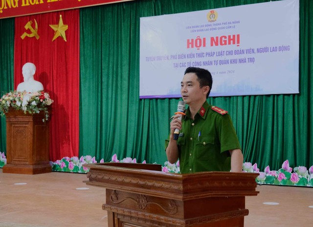 Đại diện Công an quận Cẩm Lệ, TP Đà Nẵng tại buổi tuyên truyền