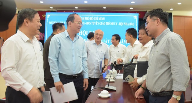 Phó Bí thư Thường trực Thành ủy TP HCM Nguyễn Hồ Hải trao đổi với các đại biểu tại hội nghị
