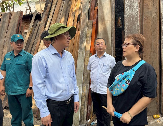 Ông Nguyễn Hồ Hải thăm, động viên các hộ dân trong vụ cháy ở quận 8- Ảnh 1.