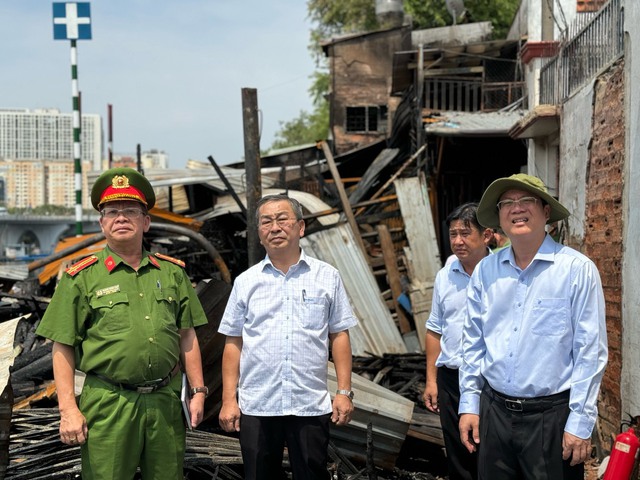 Phó Bí thư Thường trực Thành ủy TP HCM Nguyễn Hồ Hải (bìa phải) đến kiểm tra hiện trường và thăm hỏi các hộ dân ảnh hưởng trong vụ cháy ở quận 8Ảnh: CHÍ THẠCH