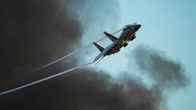 Máy bay chiến đấu F-15 của lực lượng không quân Israel bay gần TP Beersheba, miền Nam Israel, vào tháng 6-2023. Ảnh: AP