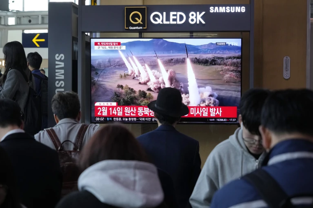 Truyền hình Hàn Quốc ngày 2-4 đưa tin về vụ phóng tên lửa mới nhất của Triều Tiên. Ảnh: AP
