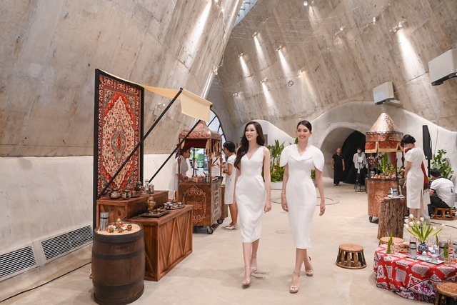 Hoa hậu Tiểu Vy và Hoa hậu Đỗ Thị Hà khám phá Bảo tàng Thế giới Cà phê