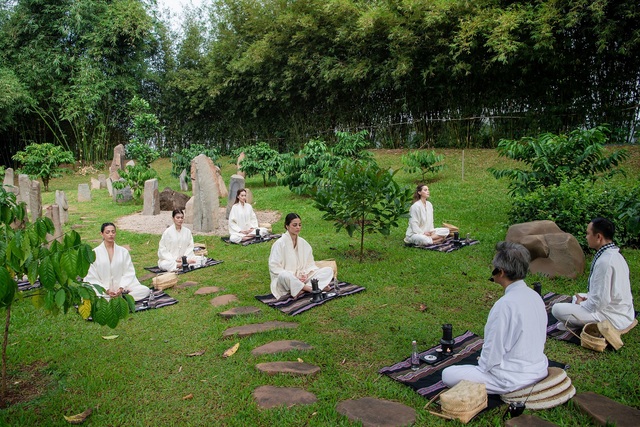 Các người đẹp Hoa hậu Hoà bình quốc tế 2023 trải nghiệm thực hành Thiền cà phê tại vườn Zen trong Khu đô thị Thành phố Cà phê