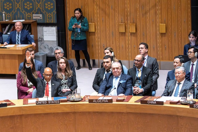 Phó đại sứ Mỹ tại Liên Hiệp Quốc (LHQ) Robert Wood (bìa trái) hôm 18-4 phủ quyết dự thảo nghị quyết Hội đồng Bảo an LHQ, theo đó khuyến nghị công nhận nhà nước Palestine là thành viên của LHQ  Ảnh: REUTERS
