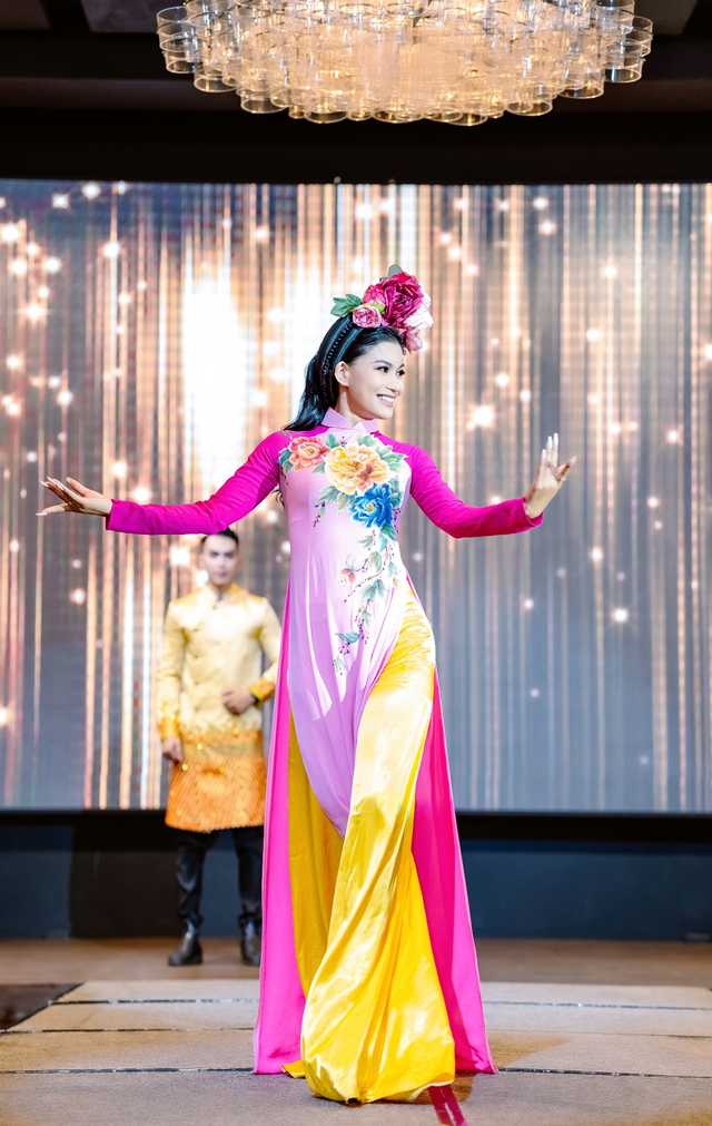 Hoa hậu Nguyễn Trang làm vedette khi diễn BST áo dài- Ảnh 1.