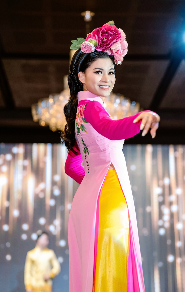 Hoa hậu Nguyễn Trang làm vedette khi diễn BST áo dài- Ảnh 2.