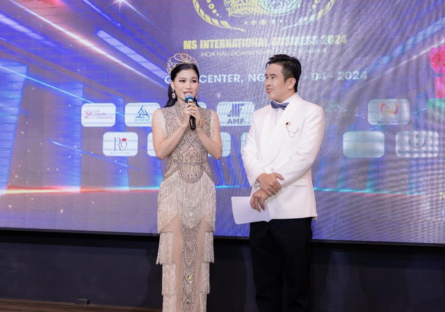 Hoa hậu Nguyễn Trang làm vedette khi diễn BST áo dài- Ảnh 4.