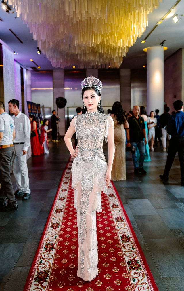 Hoa hậu Nguyễn Trang làm vedette khi diễn BST áo dài- Ảnh 5.