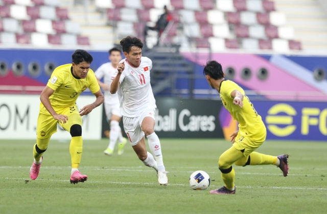 HLV Hoàng Anh Tuấn tự hào với màn trình diễn của U23  Việt Nam - Ảnh 2.