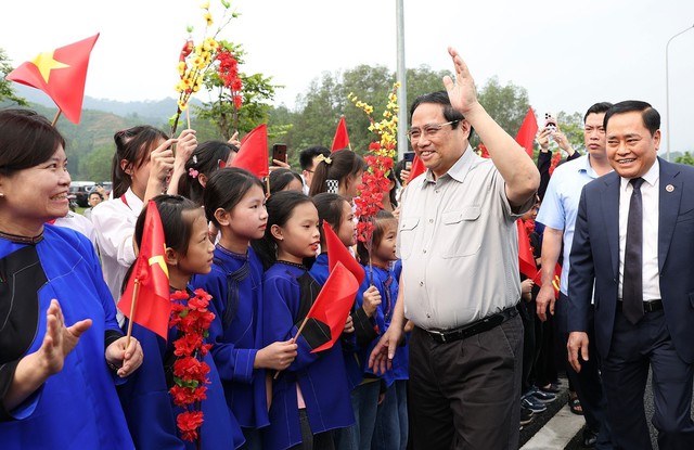 Thủ tướng Phạm Minh Chính với người dân vùng dự án. Ảnh: TTXVN