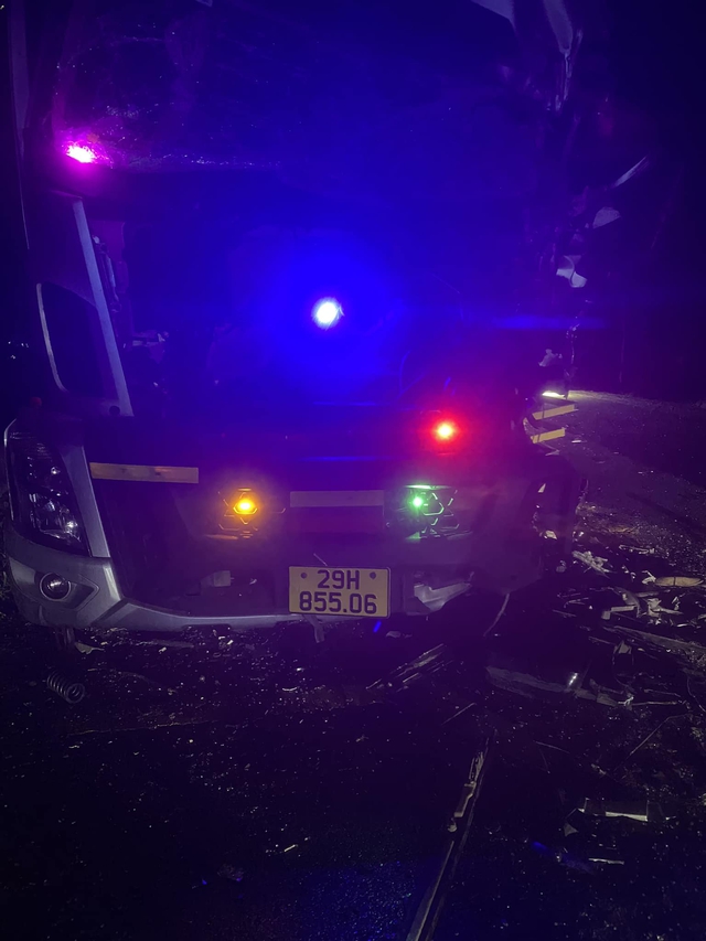 Tai nạn xe khách và xe tải trong đêm, tài xế tử vong- Ảnh 2.
