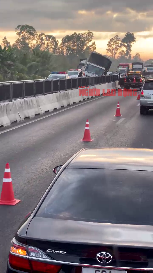 CLIP: Đầu tuần, cao tốc Trung Lương – Mỹ Thuận kẹt xe nghiêm trọng do tai nạn- Ảnh 2.
