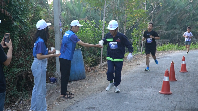 Khoảnh khắc ấm lòng của runner, tình nguyện viên đường chạy 